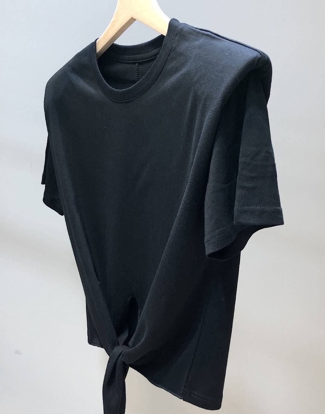 Crop tee with tie waist and shoulder padding.