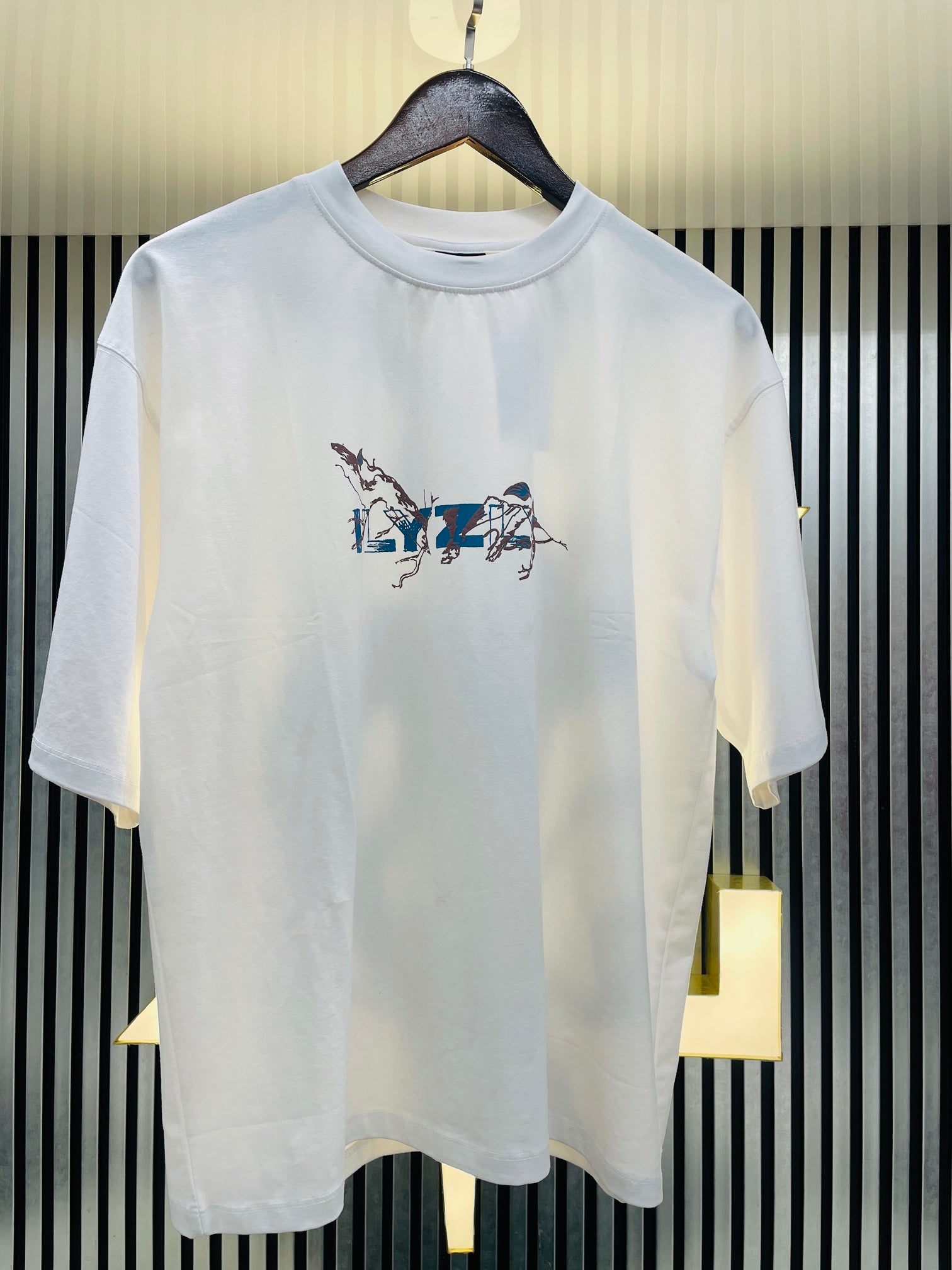 White Street style back print drop shoulder tee shirt.